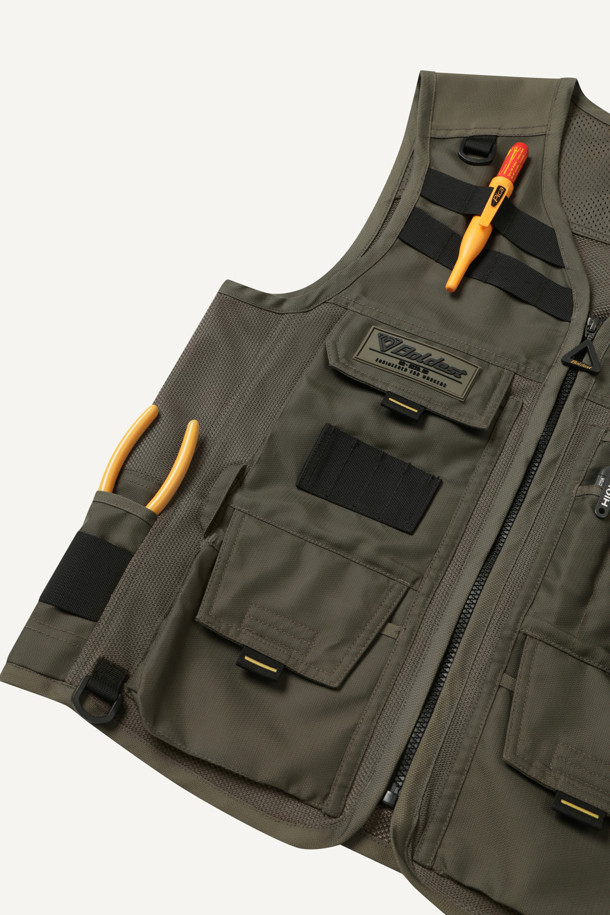 일렉트릭션 베스트는 작업용 또는 일상생활에서 활용 가능한 남성용 베스트입니다. 카키와 블랙 두 가지 색상으로 제공되며, 봄, 여름, 가을 계절에 착용하기 좋습니다. 워크웨어 스타일의 레귤러핏으로 디자인되었으며, 브이넥과 민소매 디자인이 특징입니다. 두꺼운 두께의 도비/메쉬 혼방 소재로 제작되어 뻣뻣한 촉감을 제공하며, 통기성과 수납 기능을 갖췄습니다. 총 12개의 포켓, YKK 스냅/지퍼, 다용도 몰리 시스템, D링 3개, 내구성 강화, 전기공 전용 디자인 등 다양한 특징을 갖춘 실용적인 아이템입니다.
