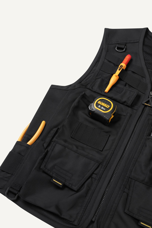 일렉트릭션 베스트는 남성용 워크웨어 스타일의 작업 조끼입니다. 두껍고 뻣뻣한 도비 및 메쉬 소재로 제작되었으며, 사계절 착용이 가능합니다. 총 12개의 포켓과 다용도 몰리 시스템, YKK 스냅/지퍼, D링 3개가 있어 뛰어난 수납력과 실용성을 제공합니다. 전기공 전용 디자인으로 제작되었으며, 브이넥, 레귤러핏, 민소매 디자인이 특징입니다. 출근룩과 워크샵룩, 캐주얼, 미니멀 스타일 연출에 적합하며, 내구성이 뛰어나 작업 환경에서 쾌적함과 편리함을 더합니다.
