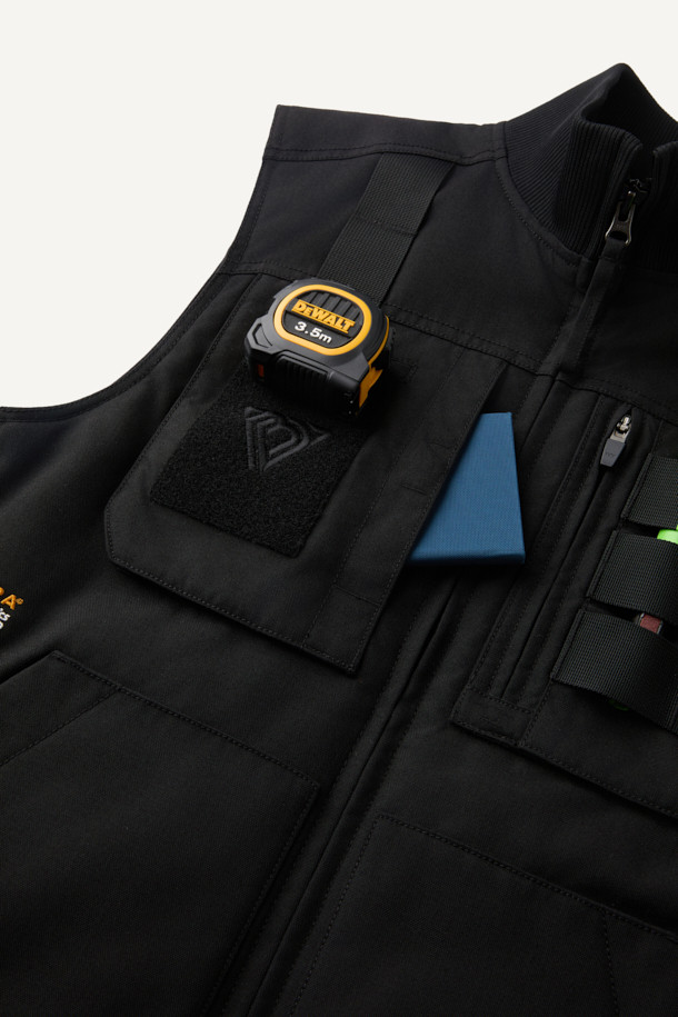 헤비듀티 패딩 베스트는 혹독한 겨울 날씨에도 끄떡없는 보온력을 제공하는 남녀 공용 아우터입니다. 블랙 컬러의 무지 디자인에, 스포티와 밀리터리 스타일을 결합하여 일상 및 아웃도어 활동에 모두 적합합니다. 튼튼한 코듀라와 나일론 소재를 사용하여 내구성과 내마모성을 높였으며, 두꺼운 두께감과 부드러운 촉감이 특징입니다. YKK 스냅/지퍼, 웨빙 테이프 디테일, 벨크로 포켓, 다중 포켓 구성, 고기능성 패딩 충전재 등이 적용되어 뛰어난 기능성을 자랑합니다. 스포티, 워크웨어, 미니멀 스타일을 추구하는 분들께 겨울 데일리룩과 캠핑룩에 완벽한 선택이 될 것입니다.
