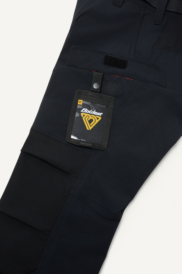 워크 네임택 V3는 여행, 출근, 비즈니스 캐주얼 등 다양한 TPO에 어울리는 네임택입니다. 미니멀, 캐주얼, 클래식 스타일을 아우르며, 블랙과 옐로우 두 가지 색상으로 출시되었습니다. 나일론 소재의 스몰 사이즈(80 x 115mm) 사각형 디자인으로, 로고 패턴과 스냅/벨크로 디자인 장식이 특징입니다. 3WAY 활용 가능하며, ID카드 홀더, 카드 수납 2구, 엘라스틱 밴드, 경량(50g) 및 내마모성 기능을 갖추어 실용성을 높였습니다. 사이즈 조절 및 분리가 가능하며, 스냅형/벨크로형 잠금 방식으로 사용이 편리합니다.
