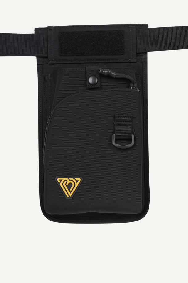 워크 페인터 벨트는 작업용 및 페인팅 작업에 최적화된 실용적인 아이템입니다. 블랙, 화이트 두 가지 색상으로 제공되며, 내구성이 뛰어난 나일론 소재를 사용했습니다. 3개의 파우치로 구성되어 있으며, 대형 메인 파우치, 좌/우측 보조 파우치로 넉넉한 수납공간을 제공합니다. 벨크로형 잠금 방식으로 간편하게 탈부착 가능하며, 고정력을 강화한 벨크로와 D링, 와펜 디자인으로 실용성과 스타일을 모두 갖췄습니다. 전면 및 후면 착용이 가능하며, 파우치 탈부착 및 사이즈 조절이 용이하여 워크샵룩, 출근룩과 같은 워크웨어, 캐주얼, 미니멀 스타일을 연출하기 좋습니다. 페인터 전용 툴을 최적화하여 작업 효율을 높여줍니다.
