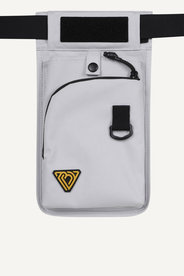 워크 페인터 벨트는 작업 시 편리함을 더하는 실용적인 아이템입니다. 튼튼한 나일론과 폴리에스테르 소재로 제작되어 내구성이 뛰어나며, 작업용, 페인팅, 미장 등 다양한 용도로 활용 가능합니다. 화이트와 블랙 두 가지 색상으로 출시되었으며, 수납, 탈부착, 커스터마이징 기능을 제공합니다. 대형 메인 파우치, 좌/우측 보조 파우치로 넉넉한 수납공간을 확보하고, D링, 벨크로, 와펜 디테일로 포인트를 더했습니다. 40mm 웨빙과 PU 코팅으로 고정력과 내구성을 강화하여 워크웨어, 고프코어, 캐주얼 스타일의 캠핑룩, 가을 나들이룩, 워크샵룩에 잘 어울립니다.
