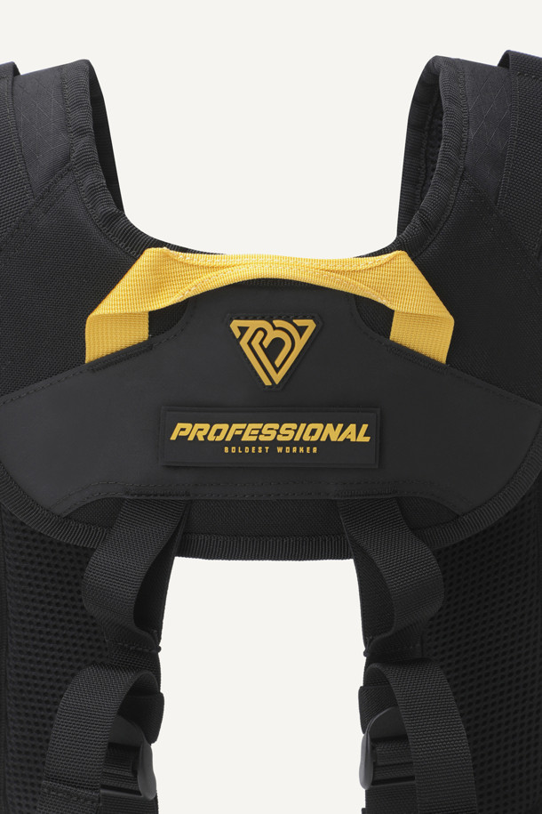 뉴 워크 E.D.C 서스펜더는 1050D 나일론사를 사용하여 내구성을 높였으며, 에어메쉬 안감으로 통기성을 확보하여 쾌적한 착용감을 제공합니다. 작업, 일상, 출근룩, 워크샵룩, 해외 출장룩 등 다양한 TPO에 적합하며 워크웨어, 미니멀, 캐주얼 스타일을 연출할 수 있습니다. E.D.C POCKET SYSTEM을 통해 수납 기능을 강화했으며, 툴벨트 호환이 가능합니다. 웨빙, 벨크로, 메쉬, 심볼 와펜 등의 디자인 디테일이 돋보이며, 스트레치 웨빙과 행거루프, 다양한 수납공간(웨빙 고리, 벨크로 여밈 걸이, 펜꽂이, 다용도 걸이)을 제공합니다.
