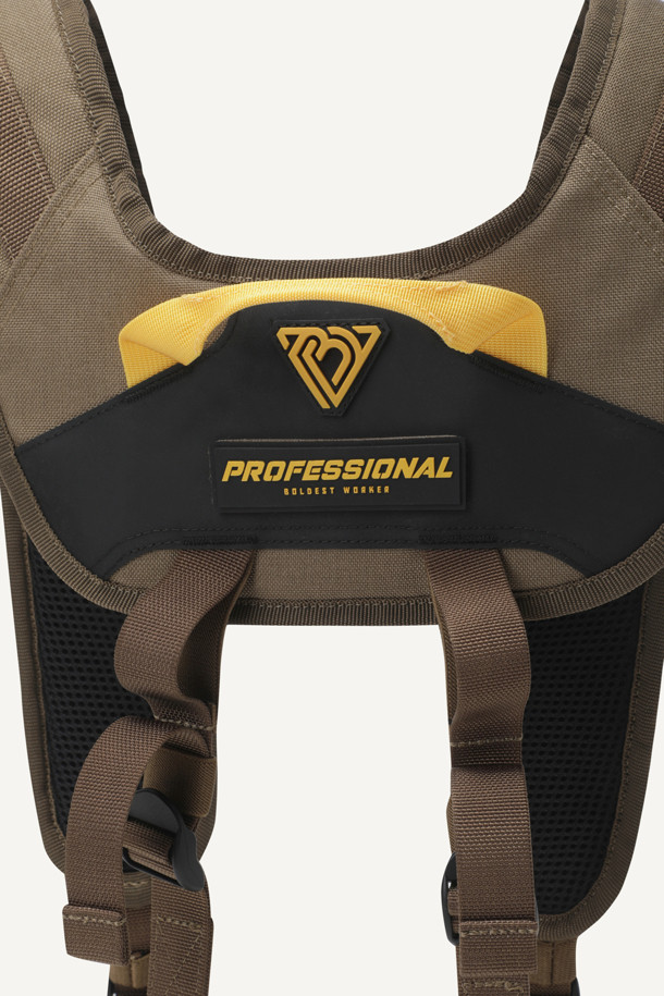 뉴 워크 E.D.C 서스펜더는 작업의 효율성을 높여주는 공구 수납 서스펜더입니다. 1050D 나일론 소재와 에어메쉬 안감으로 제작되어 통기성이 뛰어나며, 하중 분산 및 쿠셔닝 기능을 제공합니다. 브라운과 블랙 두 가지 색상으로 출시되었으며 웨빙, 벨크로, 심볼 와펜 등의 디자인 요소가 돋보입니다. 스트레치 웨빙, 다양한 수납공간, 툴벨트 호환 기능을 갖춰 워크웨어, 캐주얼, 미니멀 스타일을 즐겨 입는 분들께 적합합니다. 벨크로와 쌍올직 잠금 방식을 적용했으며, 웨빙고리, 벨크로 여밈걸이, 펜꽂이, 다용도걸이 등 실용적인 수납 기능을 제공합니다.
