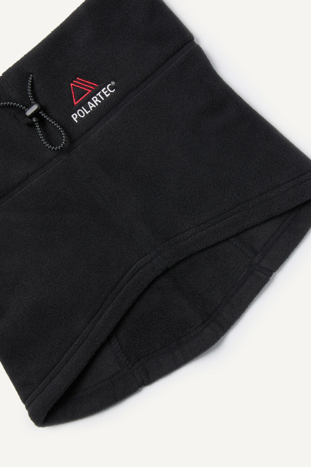 워크 폴라텍 브레서블 넥워머는 겨울철 보온성을 책임지는 필수템입니다. 폴라텍 200 시리즈 소재와 부드러운 플리스 소재를 사용하여 뛰어난 보온성과 부드러운 촉감을 선사합니다. 뒤쪽 사이즈 조절 기능과 E스트링, 스토퍼 여밈 방식으로 착용감을 높였으며, 안쪽에는 매쉬 소재를 덧대어 통기성을 더했습니다. 워킹, 일상, 등산, 캠핑 등 다양한 TPO와 캐주얼, 미니멀, 고프코어 스타일을 아우르는 활용도 높은 넥워머로, 무게는 약 100g입니다.
