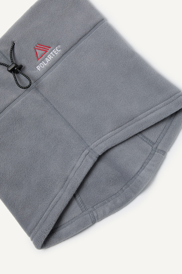 워크 폴라텍 브레서블 넥워머는 워킹, 일상, 등산, 캠핑룩 등 다양한 TPO에 활용 가능한 넥워머입니다. 부드러운 플리스 소재와 폴리에스테르 소재로 제작되어 겨울철 보온성을 높여줍니다. 그레이 컬러에 얼굴까지 덮을 수 있는 디자인으로, E스트링 사이즈 조절과 매쉬 안감을 통해 편안한 착용감을 제공합니다. Polartec 200 시리즈 소재를 사용하여 뛰어난 통기성을 자랑하며, 자수 로고와 스토퍼 디테일이 돋보이는 캐주얼, 고프코어, 미니멀 스타일의 넥워머입니다. 무게는 100g입니다.
