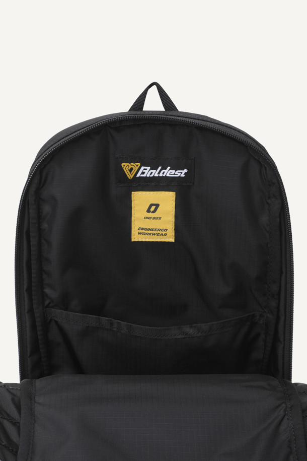 워크 몰리 슬링백 V2는 5L 용량의 미디엄 사이즈 남성용 슬링백입니다. 1,260D 나일론사를 사용하여 내구성을 높였으며, 몰리 시스템, 3개의 수납공간, 메쉬 등판, 벨크로, 웨빙 디테일로 실용성을 더했습니다. 일상 및 출퇴근 용도로 적합하며, 블랙 색상의 무지 디자인에 사각 형태, 지퍼형 잠금 방식과 플라스틱 버클, 2-WAY 착용, 길이 조절 기능으로 밀리터리 및 텍티컬 스타일을 연출합니다.
