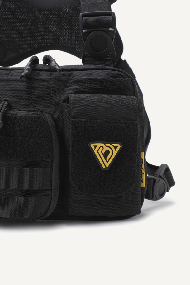 워크 체스트리그 V2는 1.5L 미디엄 사이즈의 블랙 색상 나일론 소재 체스트리그입니다. 메쉬 소재 등판과 회전형 스트랩 버클, 조절 가능한 어깨 패드로 편안한 착용감을 제공하며, 몰리 시스템과 다중 수납공간, 지퍼 및 벨크로형 잠금 방식으로 실용성을 더했습니다. 워크 및 일상 용도로 활용하기에 적합한 디자인과 기능을 갖춘 제품입니다.
