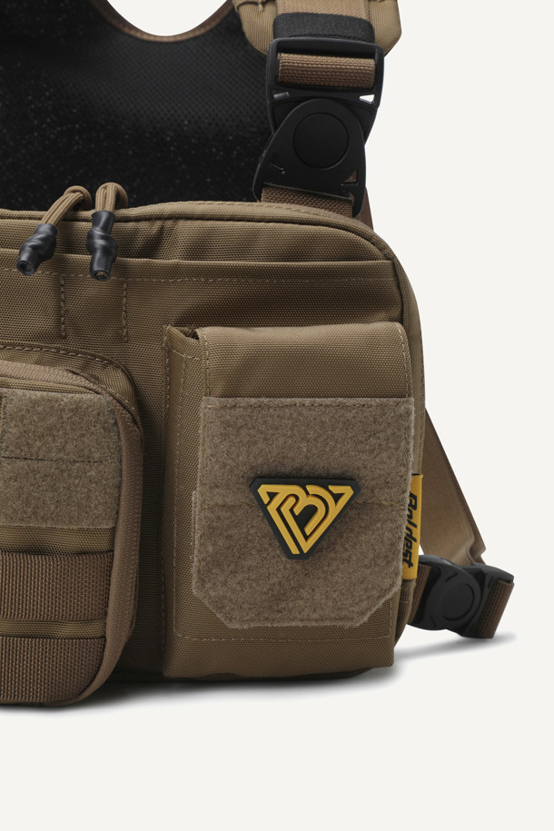 워크 체스트리그 V2는 1.5L 미디엄 사이즈의 브라운 컬러 체스트리그로, 1,260D 나일론 소재를 사용하여 내구성을 높였습니다. 몰리 시스템, 회전형 스트랩 버클, 메쉬 등판, 3개의 수납공간, 와펜 부착 가능 등 다양한 기능과 디자인을 갖춰 워크웨어 및 일상용으로 적합합니다. 어깨 패드 사이즈 조절이 가능하며, 지퍼형 및 벨크로형 잠금 방식으로 내용물을 안전하게 보관할 수 있습니다.
