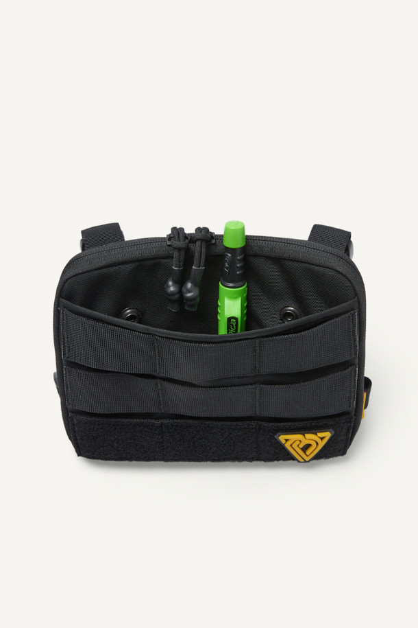 컴팩트 체스트 리그는 일상, 아웃도어, 워킹 활동에 적합한 가방입니다. 블랙 컬러의 나일론 소재로 제작되었으며, 컴팩트한 사이즈로 수납 기능을 제공합니다. 웨빙, 벨크로, 버클 등의 디자인 장식이 돋보이며, 몰리(MOLLE) 시스템, YKK 지퍼, 매쉬 그물망, 회전 버클, 고무 지퍼 손잡이, 스냅 단추 등 다양한 부자재를 사용하여 실용성을 높였습니다. 고프코어, 캐주얼, 스포티 스타일의 캠핑룩, 러닝룩에 매치하기 좋습니다.
