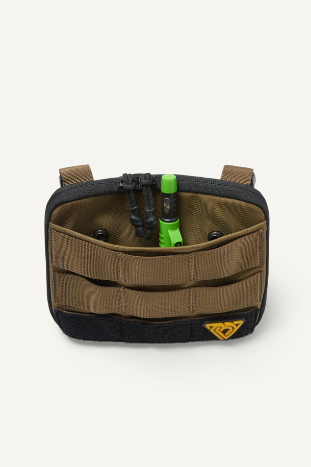 캠핑룩, 고프코어 및 워크웨어 스타일을 위한 컴팩트 체스트 리그입니다. 브라운과 블랙 두 가지 색상으로 출시되었으며, 360g의 가벼운 무게로 활동성을 높였습니다. 튼튼한 나일론 소재를 사용하여 내구성을 높였으며, 웨빙, 벨크로, 버클 디테일로 디자인의 완성도를 더했습니다. 사이즈 조절, 재귀반사 기능, 다양한 수납 공간을 제공하며, MOLLE 시스템, YKK 지퍼, 매쉬 그물망, 고무 지퍼손잡이, 스냅 단추 등 실용적인 기능으로 무장했습니다. 사각형 모양에 지퍼, 버클, 벨크로 잠금 방식을 적용하여 안전하게 소지품을 보관할 수 있습니다.
