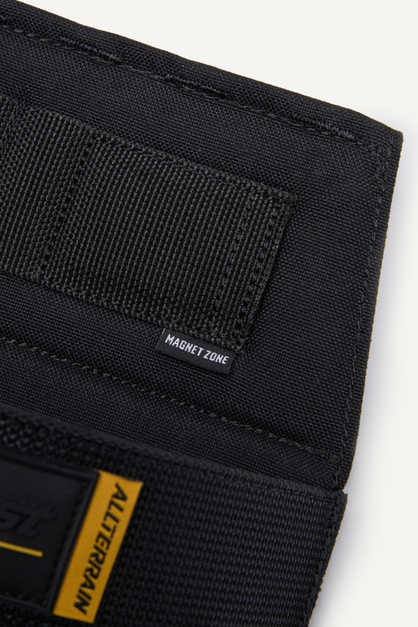 올터레인 툴 파우치 V3는 튼튼한 나일론 소재의 블랙 컬러 툴 파우치입니다. 미디엄 사이즈의 사각형 디자인으로, 웨빙, 와펜, 라벨 장식이 돋보입니다. MOLLE 시스템, 다수의 포켓, 마그네틱 및 벨크로 잠금 방식, 고강도 소재, 뛰어난 내구성을 갖춰 작업용 및 공구 수납에 최적화되었습니다. 워크웨어, 미니멀, 캐주얼 스타일을 즐기는 분들의 출근룩에 실용성을 더해줄 아이템입니다.
