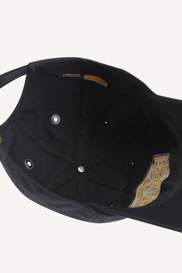 워크 아라미드 캡 V3는 워크웨어, 등산, 캠핑 등 다양한 TPO에 어울리는 볼캡입니다. 내구성이 뛰어난 코듀라와 난연 기능을 가진 아라미드 소재를 사용하여 제작되었으며, 사계절 모두 착용 가능합니다. 쿨맥스 땀받이, 메쉬 안감, 펜슬 홀더를 갖춰 실용성을 높였으며, 엔지니어드 와펜과 버클 디테일로 디자인 포인트를 더했습니다. 58/60 두 가지 사이즈로 출시되어 편안한 착용감을 제공하며, 워크웨어, 캐주얼, 고프코어 스타일을 즐기는 분들께 추천합니다. 블랙 컬러로 어떤 스타일에도 쉽게 매치할 수 있습니다.
