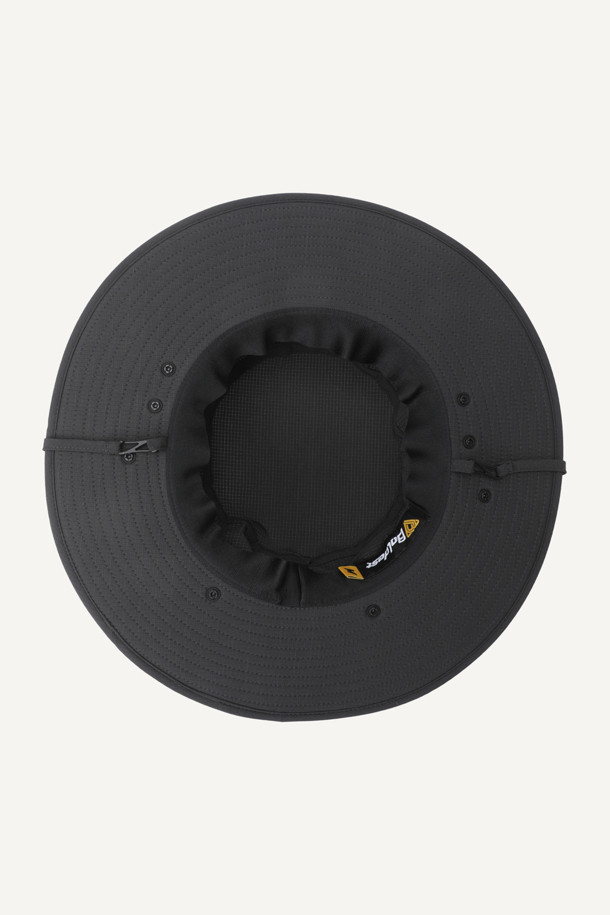 라이트워크 썬프로텍트 와이드 햇 V2는 아웃도어, 워킹, 일상생활에서 자외선을 차단하고 쾌적함을 유지하도록 설계된 모자입니다. 가볍고 통기성이 뛰어난 에어리도트 소재와 86mm의 넓은 챙으로 햇빛을 효과적으로 가려줍니다. 안면가리개, 목가리개, 턱끈이 있어 활동적인 움직임에도 모자를 안정적으로 착용할 수 있으며, 쿨맥스 땀받이, 메쉬 안감, 흡습속건 기능으로 쾌적함을 더했습니다. 제전 기능과 초발수 기능으로 쾌적함을 유지하며, 턱끈 조절 및 탈부착이 가능하여 사용자의 편의성을 높였습니다. 여행룩, 휴가룩, 산책룩 등 다양한 TPO에 캐주얼, 미니멀, 고프코어 스타일을 연출하기 좋습니다.
