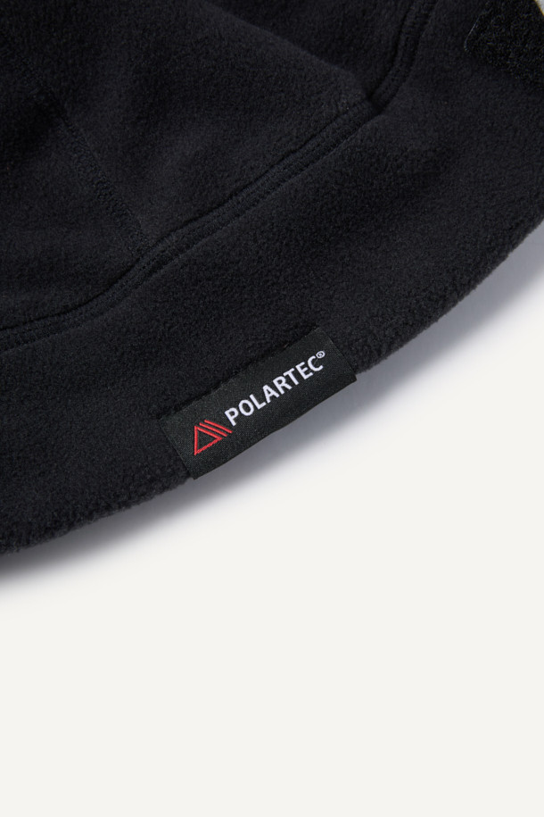 워크 폴라텍 비니는 작업, 아웃도어 활동, 일상에서 폭넓게 활용 가능한 모자입니다. 부드러운 촉감의 폴라텍 플리스 소재로 제작되어 겨울철에도 뛰어난 보온성과 통기성을 제공하며, 체온 조절에 도움을 줍니다. 블랙, 그린, 오렌지 3가지 색상으로 출시되었으며, 가볍고 내구성이 뛰어나며 관리가 편리합니다. 특히 야간 활동 시 안전성을 높이는 재귀반사 프린트와 브랜드 라벨, 그리고 벨크로 디테일이 돋보입니다. 등산룩, 캠핑룩, 출근룩 등 다양한 TPO에 캐주얼, 미니멀, 고프코어 스타일을 더해 스타일리시하게 연출할 수 있습니다. 무게는 35g으로 활동성을 높였습니다.
