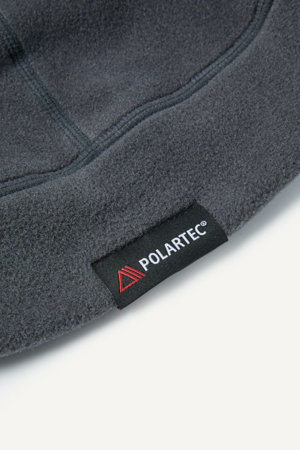 워크 폴라텍 비니는 혹한의 추위 속에서도 따뜻함과 스타일을 놓치지 않는 겨울철 필수템입니다. 부드러운 폴라텍 플리스 소재로 제작되어 뛰어난 보온성과 통기성을 제공하며, 깊은 모자 깊이로 머리를 포근하게 감싸줍니다. 블랙, 그린, 오렌지 3가지 세련된 컬러로 출시되어 등산, 캠핑, 출근 등 다양한 TPO에 활용 가능하며, 캐주얼, 미니멀, 고프코어 스타일을 모두 소화합니다. 35g의 가벼운 무게와 뛰어난 내구성, 관리의 편리함은 물론, 벨크로, 재귀반사 프린트, 브랜드 라벨 디테일로 디자인 완성도를 높였습니다. 야간에도 안전한 야간 가시성을 확보하여, 작업용, 아웃도어 활동, 일상생활에서 폭넓게 활용할 수 있습니다.
