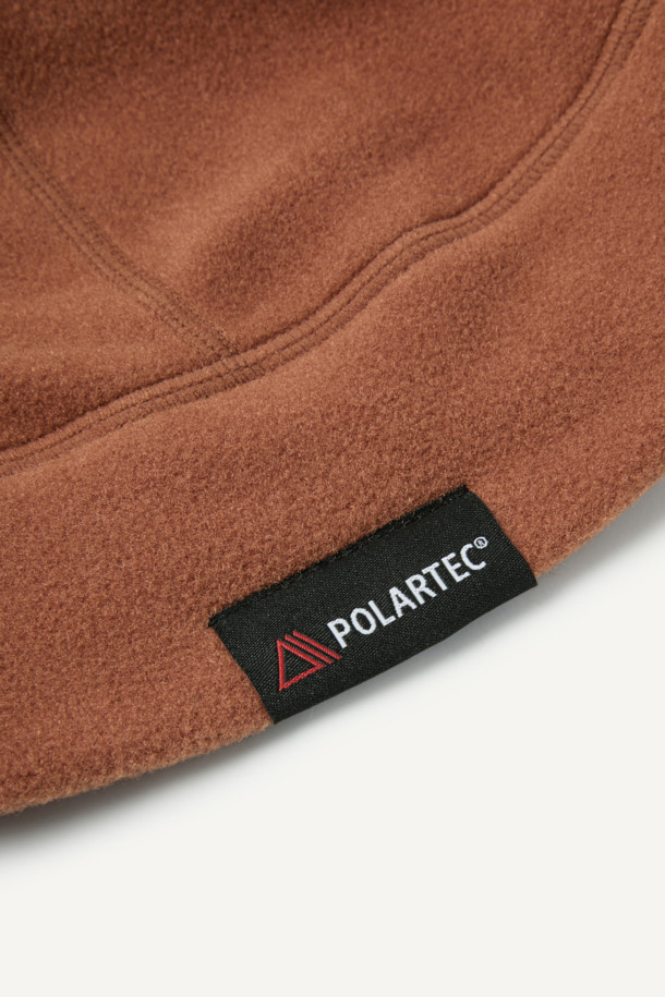 워크 폴라텍 비니는 겨울철 보온성을 책임지는 필수 아이템입니다. 부드러운 폴라텍 플리스 소재로 제작되어 뛰어난 착용감과 보온성을 제공하며, 가볍고 통기성이 뛰어나 체온 조절에도 효과적입니다. 블랙, 그린, 오렌지 3가지 색상으로 출시되어 다양한 스타일을 연출할 수 있으며, 등산룩, 캠핑룩, 캐주얼, 고프코어, 미니멀 스타일 등 TPO에 구애받지 않고 활용 가능합니다. 35g의 가벼운 무게와 관리 용이성이 장점이며, 벨크로, 재귀반사 프린트, 브랜드 라벨 디테일로 디자인 포인트를 더했습니다. 커스터마이징이 가능하여 나만의 개성을 표현할 수 있습니다.
