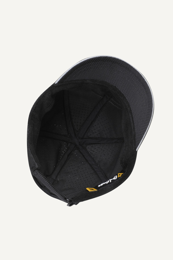 모터스 세이프티 캡은 작업 및 정비 시 안전을 책임지는 공용 캡모자입니다. 땀 흡수와 통기성이 뛰어난 폴리에스터와 EVA 소재로 제작되어 쾌적한 착용감을 제공합니다. 4cm 챙과 로고 패턴, 와펜 장식이 돋보이며, EVA 보강재 내장으로 충격 방지 기능을 더했습니다. 후면 밸크로 사이즈 조절과 2가지 사이즈(58/60)로, 워크샵룩, 등산룩, 캠핑룩 등 다양한 고프코어, 워크웨어 스타일에 매치하기 좋습니다. 부드러운 촉감과 인체공학적 패턴으로 편안함을 극대화했습니다.
