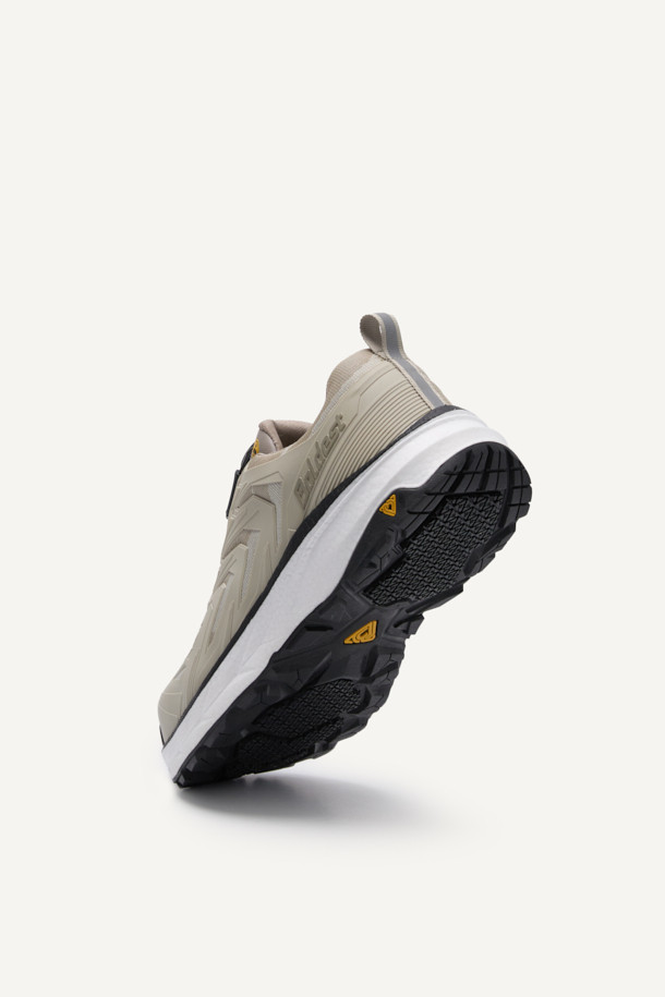 남성 작업용 산업용 안전화, VAPOR SHIELD 441(베이퍼 쉴드 441)입니다. 미니멀하고 워크웨어 스타일의 베이지 컬러로, 출근룩에도 잘 어울립니다. 아라미드 토캡, 메쉬, PU, E-TPU, 러버 소재를 사용하여 내구성과 통기성을 높였으며, EVA 안감으로 편안함을 더했습니다. BOA 시스템으로 편리하게 신고 벗을 수 있으며, 정전기 방지, 미끄럼 방지 기능과 KCs 인증을 획득하여 안전성을 확보했습니다. 충격 흡수, 통기성, 정전기 방지, 미끄럼 방지 등 다양한 기능을 갖춘 사계절용 안전화입니다.
