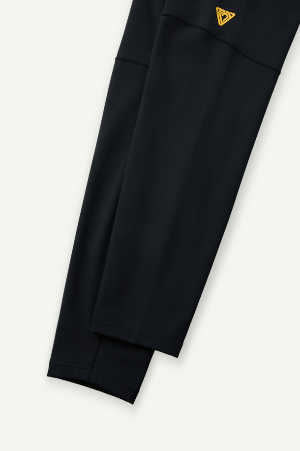 겨울철 스포츠 및 피트니스 활동에 최적화된 윈터 베이스레이어 하의입니다. 뛰어난 보온성과 신축성, 내구성을 갖춘 폴리에스테르 및 스판덱스 혼방 소재로 제작되었습니다. ENGINEERED DIVISION 인체공학 패턴과 메로스티치 봉제 기술을 적용하여 활동성을 높였으며, 부드러운 촉감의 브러시 안감으로 편안한 착용감을 제공합니다. 슬림핏 테크핏 디자인과 E-BAND 밴딩으로 안정적인 착용감을 선사하며, 볼디스트 심볼 로고 프린팅으로 스포티한 스타일을 더했습니다. 피트니스룩 또는 겨울 데일리룩으로 활용하기 좋은 미니멀한 디자인의 긴바지입니다.
