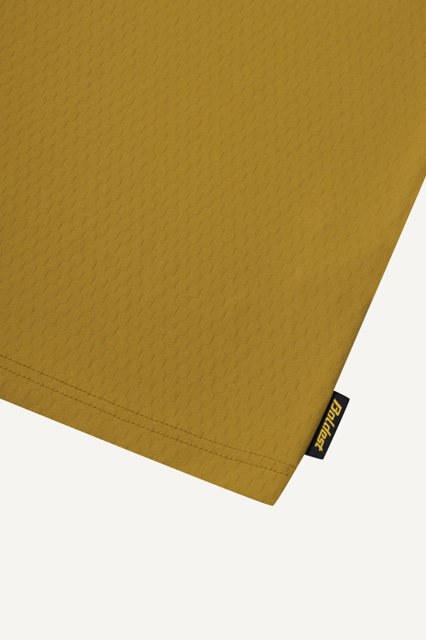 **PP 반팔 베이스레이어**

스포츠 및 운동 시 최적의 퍼포먼스를 지원하는 PP 반팔 베이스레이어입니다. 폴리프로필렌과 폴리에스터 혼방 소재로 제작되어 흡습속건, 보온성, 경량성을 제공합니다. 테크핏 핏과 라운드넥 디자인으로 활동성을 높였으며, 얇은 두께감으로 편안한 착용감을 선사합니다. 머스타드 컬러에 볼디스트 심볼 라벨과 로고 라벨이 포인트로 디자인되었습니다. 피트니스룩, 러닝룩, 요가/필라테스룩 등 다양한 스포츠 활동에 활용하기 좋은 스포티한 스타일의 반팔 베이스레이어입니다.
