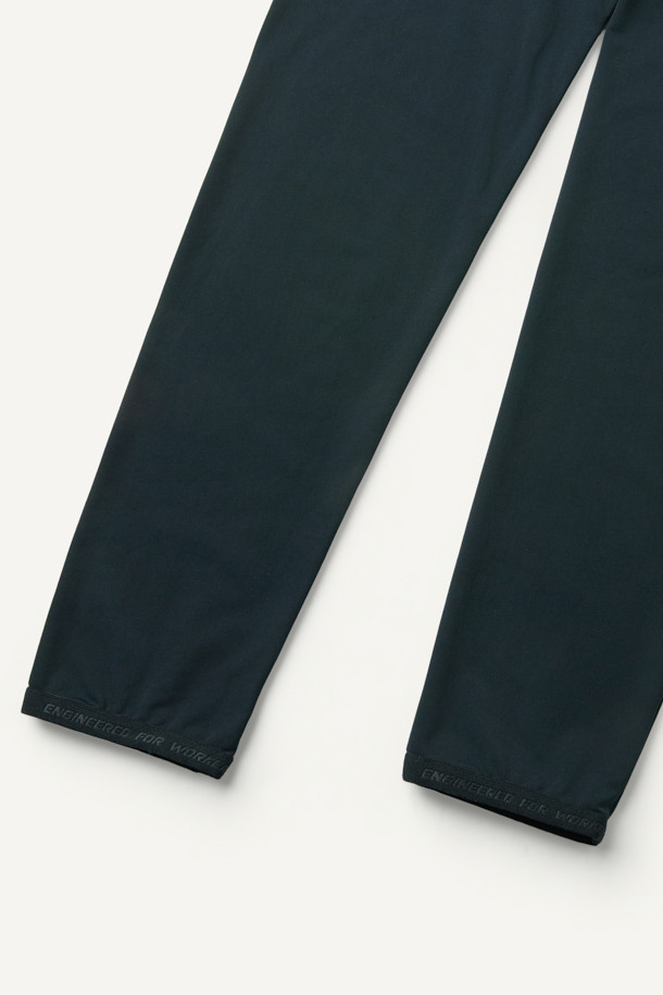 워크 긴팔 모크넥 베이스레이어 V2는 혹독한 겨울 추위 속에서도 쾌적함을 유지하도록 설계된 남녀 공용 작업용 긴팔 티셔츠입니다. 보온성이 뛰어난 기모 안감과 내구성이 강한 나일론 소재를 사용하여, 활동적인 작업 환경에서도 든든하게 몸을 보호합니다. 스포티한 스타일의 테크핏으로 제작되었으며, 밑단 들뜸 방지 및 이물질 차단 기능을 통해 편안함과 실용성을 높였습니다. 모크넥 디자인은 목을 따뜻하게 감싸주며, 겨드랑이 활동 패턴으로 활동성을 극대화했습니다. 블랙 색상으로 어떤 워크웨어, 데일리룩에도 미니멀하게 잘 어울립니다.
