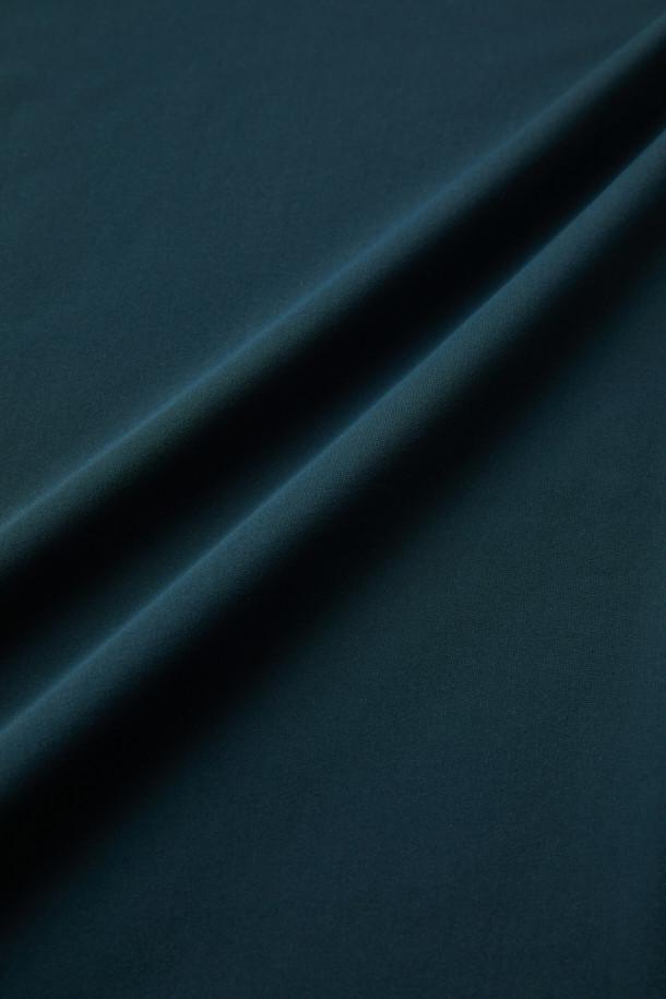 워크 긴팔 모크넥 베이스레이어 V2는 겨울철 워크웨어와 일상에서 활용하기 좋은 남녀 공용 베이스레이어입니다. 네이비 컬러의 무지 디자인으로, 스포티하고 베이직한 스타일을 연출합니다. 두꺼운 두께감의 기모 안감과 부드러운 촉감으로 뛰어난 보온성을 제공하며, 신축성과 내구성을 갖춰 활동성을 높였습니다. 테크핏으로 제작되어 몸에 알맞게 핏되며, 겨드랑이 활동 패턴과 밑단 들림 방지 디테일로 편안한 착용감을 선사합니다. 모크넥 디자인과 긴소매 기장으로 다양한 겨울 데일리룩, 피트니스룩, 출근룩에 활용 가능합니다.
