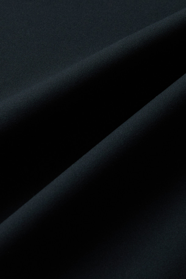 윈터 베이스레이어 상의는 스포츠 및 피트니스 활동에 적합한 남녀 공용 의류입니다. 부드러운 촉감의 폴리에스테르와 스판덱스 혼방 소재로 제작되어 뛰어난 보온성과 신축성, 내구성을 제공합니다. 두꺼운 두께감과 브러시 안감으로 겨울철에도 따뜻하게 착용 가능하며, 메로스티치 봉제와 ENGINEERED DIVISION 인체공학 패턴으로 활동성을 높였습니다. 라운드넥 긴소매 디자인에 무지 블랙 컬러로, 테크핏 핏을 연출하여 스포티하고 미니멀한 스타일을 완성합니다. 피트니스룩, 러닝룩, 겨울 데일리룩 등 다양한 TPO에 활용하기 좋습니다.
