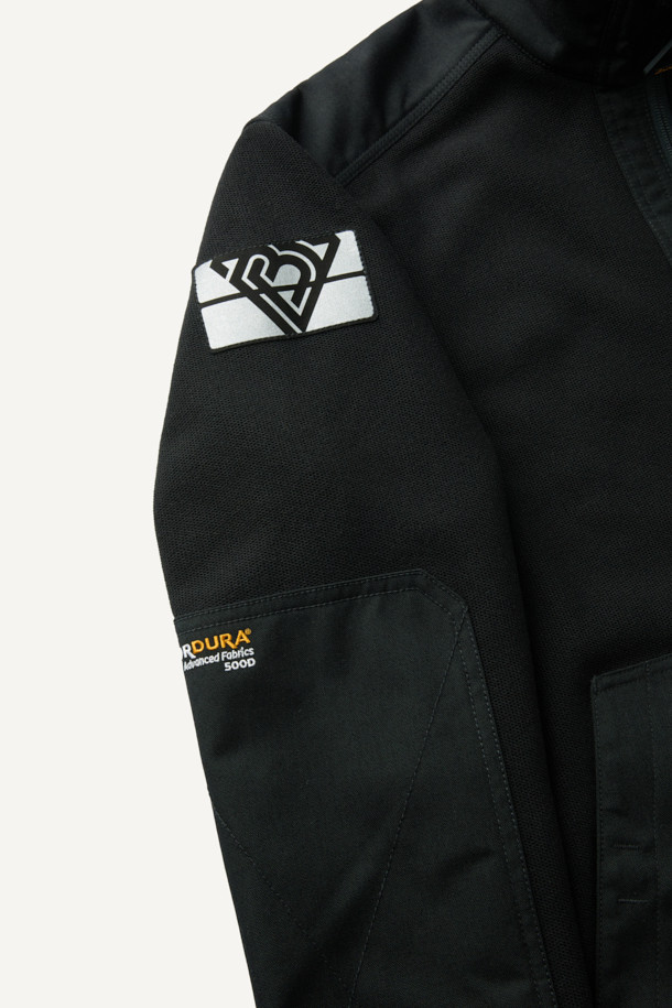 워크 시그니쳐 플리스 재킷 V3는 워크웨어와 일상 착용에 적합한 공용 플리스 재킷입니다. 부드러운 촉감의 플리스 소재와 두꺼운 두께감으로 가을, 겨울철 보온성을 제공하며, 스탠다드핏으로 편안한 착용감을 선사합니다. 블랙 컬러의 무지 디자인에 집업 및 스냅 여밈 방식을 적용하여 실용성을 높였습니다. 코듀라 500D 원단 덧댐, 허니콤 조직 본딩, YKK 스냅/지퍼, 총 6개의 포켓, 겨드랑이 액션분량, 목/소매 접밴드 등의 디테일로 내구성과 방수 기능을 더했습니다. 캐주얼, 스포티, 워크웨어 스타일을 아우르며 겨울 데일리룩, 산책룩, 워크샵룩에 활용하기 좋습니다.
