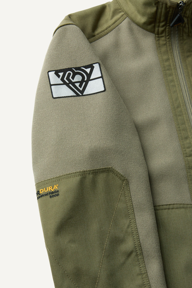 워크 시그니쳐 플리스 재킷 V3는 일상, 워크웨어, 아웃도어 활동에 적합한 플리스 재킷입니다. 카키와 올리브 두 가지 색상으로 출시되었으며, 가을과 겨울에 따뜻하게 착용할 수 있습니다. 부드러운 촉감의 허니콤 조직 본딩 플리스 소재를 사용하고, 내구성을 높이기 위해 코듀라 500D 원단을 덧대었습니다. 스탠다드핏으로 제작되었으며, YKK 스냅/지퍼와 총 6개의 포켓으로 실용성을 더했습니다. 가을 나들이룩, 캠핑룩, 겨울 데일리룩 등 다양한 스타일에 캐주얼, 스포티 무드로 연출하기 좋습니다.
