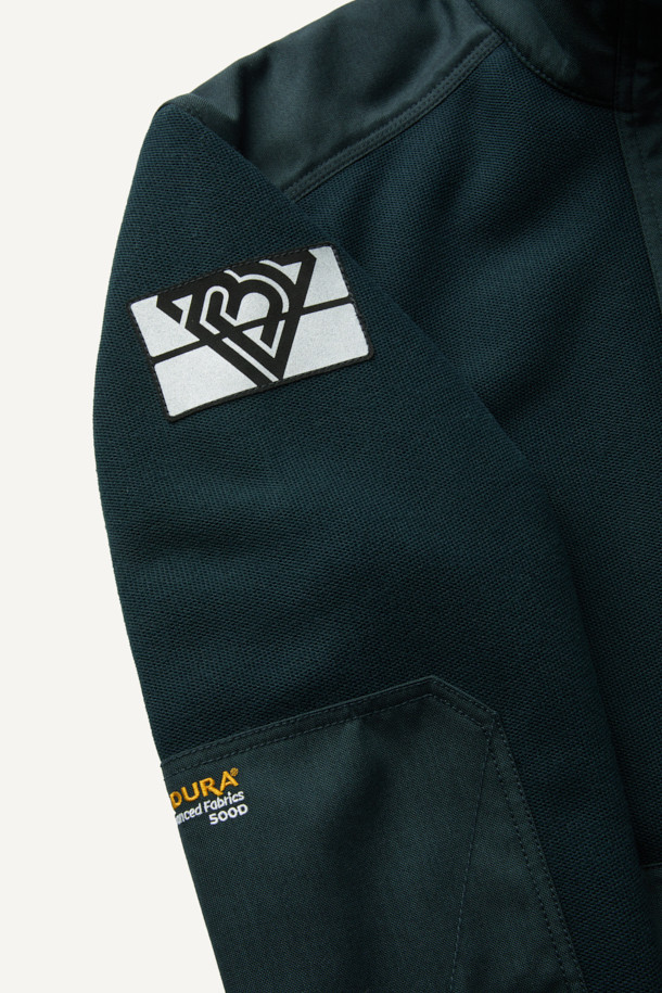 워크 시그니쳐 플리스 재킷 V3는 가을, 겨울 시즌에 따뜻하게 착용할 수 있는 플리스 재킷입니다. 일상, 워크웨어, 아웃도어 활동에 적합하며, 캐주얼, 스포티한 스타일을 연출할 수 있습니다. 부드러운 촉감의 플리스 소재와 내구성이 뛰어난 코듀라 500D 원단 덧댐으로 제작되었습니다. 허니콤 조직 본딩 플리스, YKK 스냅/지퍼, 총 6개의 포켓, 겨드랑이 액션 분량, 목/소매 접밴드 처리 등 다양한 기능성 디테일이 돋보입니다. 스탠다드핏의 블랙 컬러 무지 디자인으로, 겨울 데일리룩, 워크샵룩, 캠핑룩 등 다양한 TPO에 활용하기 좋습니다.
