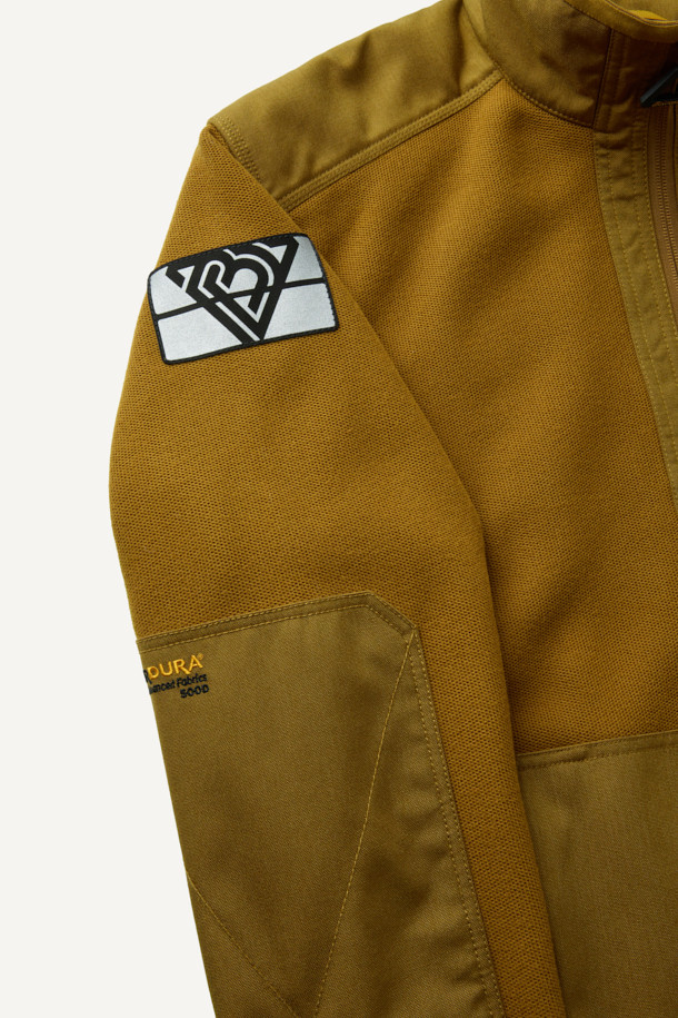 워크 시그니쳐 플리스 재킷 V3는 일상과 워크웨어 스타일을 아우르는 공용 플리스 재킷입니다. 부드러운 촉감의 허니콤 조직 본딩 플리스와 코듀라 500D 원단 덧댐으로 보온, 내구성, 방풍 기능을 갖춰 가을, 겨울철에 착용하기 좋습니다. 스탠다드핏에 지퍼와 스냅 여밈 방식을 적용했으며, 총 6개의 포켓과 겨드랑이 액션 분량, 목/소매 접밴드 처리로 활동성을 높였습니다. 브라운 컬러의 무지 디자인으로 캐주얼, 워크웨어, 스포티한 스타일을 연출할 수 있으며, 겨울 데일리룩, 산책룩, 캠핑룩에 적합합니다.
