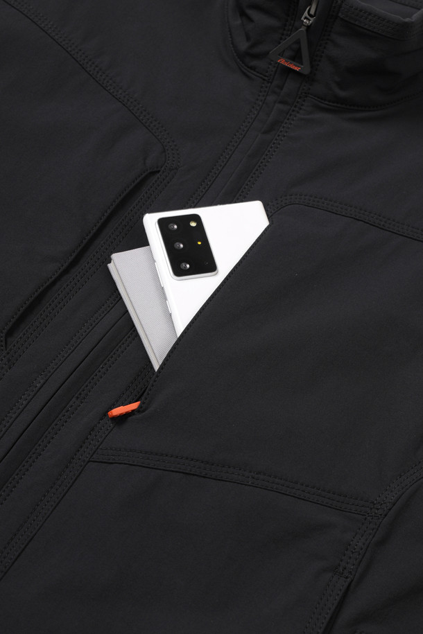 워크 스크래치 프리 우븐 재킷은 남성을 위한 스탠다드핏 워크 재킷입니다. 블랙 색상의 무지 디자인으로, 작업용 및 일상용으로 착용하기 좋습니다. 봄, 가을, 겨울 계절에 적합하며, 지퍼와 스냅으로 여밈이 가능합니다. 나일론과 스판덱스 혼방 소재로 제작되어 활동성과 내구성을 높였으며, 10개의 포켓 시스템과 스크래치 방지 설계, 겨드랑이 액션분량 설계로 실용성을 더했습니다. YKK 스냅/지퍼를 사용하여 품질을 높였으며, 스트레치 기능과 뛰어난 수납성, 내구성을 자랑합니다. 출근룩, 여행룩, 캐주얼, 미니멀 스타일을 즐기는 분들께 추천합니다.
