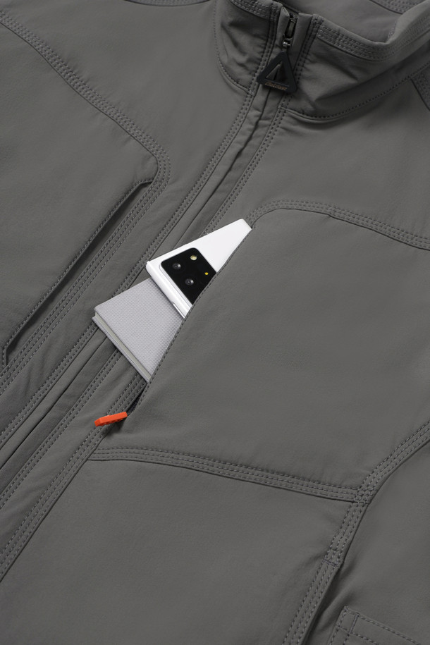 워크 스크래치 프리 우븐 재킷은 남성용 워크 자켓입니다. 그레이 컬러에 스포티하고 캐주얼한 스타일을 더했으며, 봄, 가을, 겨울 3계절 착용이 가능합니다. 나일론과 스판덱스 혼방 소재로 제작되어 활동성과 내구성을 높였으며, 스탠다드 핏으로 편안하게 착용할 수 있습니다. 겨드랑이 액션 분량, 10개 포켓 시스템, 스크래치 방지 설계, YKK 스냅/지퍼 사용으로 기능성을 더해 작업용 및 일상복으로 활용하기 좋습니다. 출근룩, 워크샵룩, 가을 나들이룩 등 다양한 TPO에 캐주얼하고 미니멀한 워크웨어 스타일을 연출해보세요.
