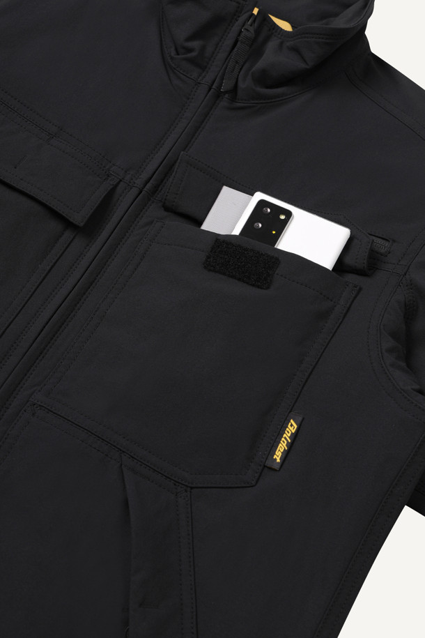 안티케미컬 재킷은 작업, 일상에서 활용 가능한 남녀 공용 자켓입니다. 스포티와 밀리터리 무드를 동시에 느낄 수 있으며, 블랙 컬러의 무지 디자인으로 제작되었습니다. 나일론 소재를 사용하여 부드러운 촉감을 제공하며, 스탠다드핏과 긴 소매 기장으로 편안한 착용감을 선사합니다. 방수, 발수, 화학물질 보호 기능을 갖춰 작업 환경에서 안전하게 사용할 수 있으며, 총 11개의 다수 포켓, 펜꽂이 포켓, 재귀반사 프린트, 액션분량, YKK 스냅/지퍼 디테일로 실용성을 높였습니다. 출근룩, 워크웨어, 스포티, 미니멀 스타일을 즐겨 입는 분들께 추천합니다.
