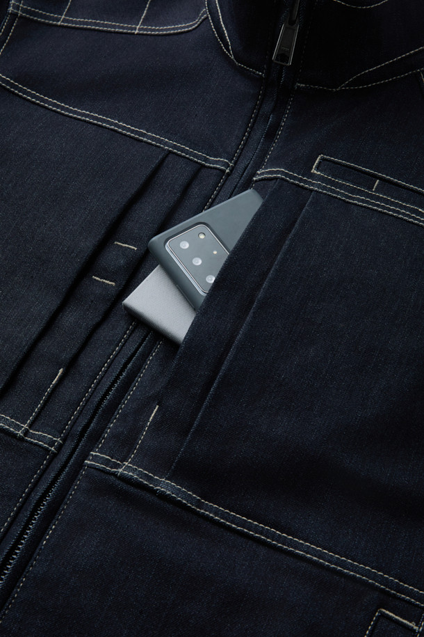 워크 PP 데님 재킷은 워크웨어, 캐주얼, 스트릿 스타일을 아우르는 공용 데님 재킷입니다. 인디고 컬러의 무지 디자인으로, 봄, 가을 계절에 적합하며 스탠다드핏으로 제작되었습니다. 속건 기능과 수납성을 갖춘 트러커 스타일의 재킷으로, 스냅 또는 지퍼로 여밀 수 있습니다. 펜 포켓, 금속 와펜, 벨크로 시스템, 배색 스티치 디테일이 돋보이며 가을 나들이룩에 완벽하게 어울립니다. 긴 소매 기장의 레귤러 기장으로, 데님과 폴리프로필렌 소재를 사용하여 편안함과 활동성을 동시에 제공합니다.
