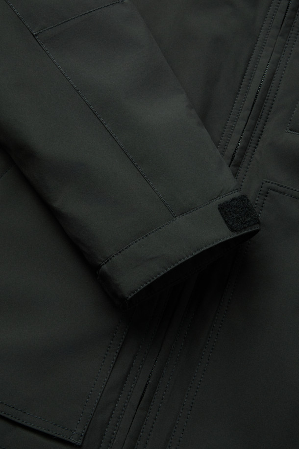 워크 3IN1 트랜스폼 재킷은 일상과 아웃도어 활동에 모두 적합한 공용 아우터입니다. 블랙 컬러의 레귤러핏 재킷으로 스포티하고 캐주얼한 스타일을 연출할 수 있으며, 봄, 가을, 겨울 세 계절 모두 착용 가능합니다. 탈부착 가능한 내피, 방수, 방풍 기능을 갖춰 변덕스러운 날씨에도 끄떡없으며, 보온성까지 뛰어나 실용적입니다. 2L 원단을 사용하여 내구성을 높였으며, 총 10개의 포켓 시스템으로 수납력 또한 훌륭합니다. 등산룩, 캠핑룩, 겨울 데일리룩으로 활용하기 좋으며, 부드러운 촉감과 두꺼운 두께로 편안한 착용감을 선사합니다.
