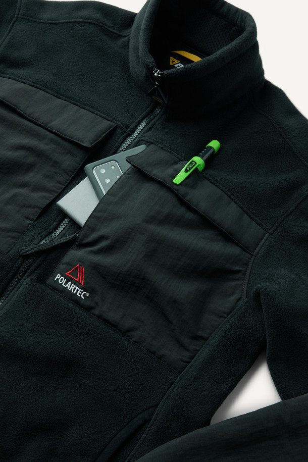 워크 미드레이어 폴라텍 플리스 재킷 V3는 일상, 작업 그리고 아웃도어 활동에 적합한 남녀 공용 플리스 재킷입니다. 뛰어난 보온성과 통기성을 제공하며, 흡습 및 속건 기능으로 쾌적한 착용감을 유지합니다. 부드러운 촉감의 폴라텍 플리스 소재와 9개의 포켓, 벨크로, D링 디테일은 스포티하면서도 캐주얼한 스타일을 완성합니다. 스탠다드 핏에 긴 소매, 집업 및 스냅 여밈 방식으로 편안한 착용감을 선사하며, 봄, 가을, 겨울 세 계절 모두 활용 가능합니다. 등산, 캠핑, 출근 등 다양한 TPO에 맞춰 미니멀하고 세련된 스타일을 연출해보세요.
