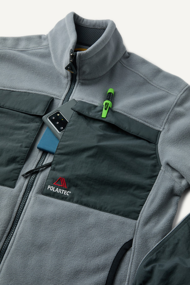 워크 미드레이어 폴라텍 플리스 재킷 V3는 일상, 작업 및 아웃도어 활동에 적합한 남녀 공용 플리스 재킷입니다. 부드러운 촉감의 폴라텍 소재와 나일론 소재를 혼방하여 보온성, 통기성, 속건 기능, 그리고 내구성을 갖췄습니다. 스탠다드핏의 레귤러 기장으로, 그레이 및 다크 그레이 색상으로 제공되며, 지퍼 및 스냅 여밈 방식에 총 9개의 포켓을 구성하여 실용성을 더했습니다. 마찰 부위 덧댐 처리, YKK 스냅/지퍼, 벨크로, D링 다용도 고리 등 다양한 디테일이 돋보이며, 등산룩, 캠핑룩, 출근룩 등 다양한 TPO에 캐주얼, 스포티, 워크웨어 스타일로 활용하기 좋습니다.
