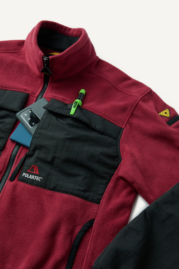 워크 미드레이어 폴라텍 플리스 재킷 V3는 일상, 작업, 아웃도어 활동에 적합한 남녀 공용 플리스 재킷입니다. 레드와 블랙 두 가지 색상으로 제공되며, 스탠다드핏으로 캐주얼하고 스포티한 스타일을 연출합니다. 폴라텍과 나일론 소재를 사용하여 두꺼우면서도 부드러운 촉감을 제공하며, 보온, 통기, 속건, 흡습 기능으로 쾌적함을 유지합니다. 총 9개의 포켓, 마찰 부위 덧댐, YKK 스냅/지퍼, 볼디스트 네임택 호환, D링 다용도 고리, 벨크로 소매 등 다양한 디테일로 실용성을 더했습니다. 캠핑룩, 등산룩, 고프코어 스타일을 완성해보세요.
