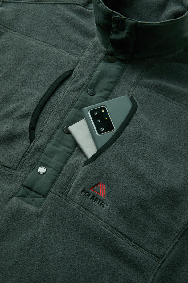폴라텍 플리스 아노락 재킷은 가볍고 부드러운 착용감으로 일상과 아웃도어 활동 모두에 적합합니다. 간절기와 겨울철에 활용하기 좋은 얇은 두께의 컴포트핏 재킷이며, 그린 컬러의 무지 디자인으로 다양한 스타일 연출이 용이합니다. 하이넥 디자인과 가슴 상단 포켓, 왼쪽 소매 펜 포켓, 팔꿈치 덧댐 등의 디테일이 돋보입니다. 보온, 통기, 흡습, 속건 기능으로 쾌적함을 유지하며, 등산룩, 겨울 데일리룩, 캠핑룩 등 다양한 TPO에 활용하기 좋습니다. 스포티, 캐주얼, 고프코어 스타일을 즐기는 분들께 추천합니다.
