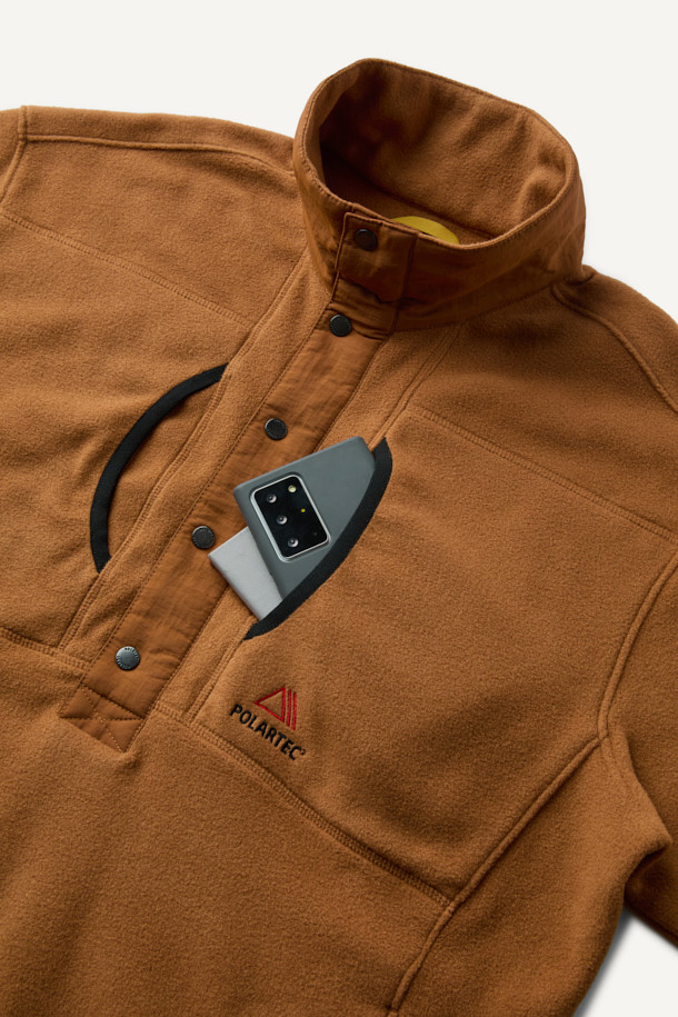 폴라텍 플리스 아노락 재킷은 아웃도어 활동과 일상에서 모두 활용 가능한 남녀 공용 아노락입니다. 가을, 겨울 시즌에 적합하며, 브라운 컬러의 무지 디자인으로 스포티하면서도 캐주얼한 스타일을 연출할 수 있습니다. 두꺼운 두께감의 폴라텍, 나일론 소재를 사용하여 부드러운 촉감과 뛰어난 보온성, 통기성, 속건성을 제공합니다. 컴포트 핏에 하이넥 디자인, 스냅 여밈 방식으로 편안하게 착용할 수 있으며 팔꿈치 덧댐, 가슴 포켓, 펜 포켓 등의 디테일로 실용성을 더했습니다. 등산룩, 가을 나들이룩, 겨울 데일리룩 등 다양한 TPO에 맞춰 스포티, 캐주얼, 고프코어 스타일을 연출해 보세요.
