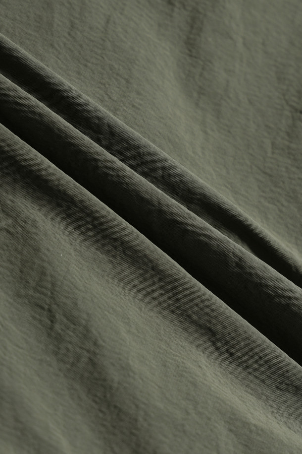 액티브 하프 팬츠 V2는 아웃도어 활동과 일상생활 모두에 적합한 공용 반바지입니다. 카키 색상으로, 여름철 시원하게 착용할 수 있도록 얇고 부드러운 나일론 스판덱스 혼방 소재를 사용했습니다. 흡습속건, 통기성, 신축성 기능을 갖춰 활동성을 높였으며, 컴포트핏으로 편안한 착용감을 제공합니다. 7개의 포켓과 YKK 지퍼, D링, 파우치 호환 기능으로 수납력을 강화했으며, 스트레치 우븐 에어리도트 소재 배색으로 디자인 포인트를 더했습니다. 여행, 휴가, 등산 등 다양한 TPO에 스포티, 캐주얼, 고프코어 스타일로 연출하기 좋습니다.
