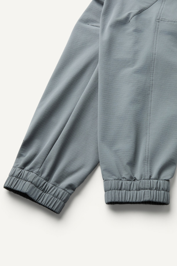 워크 액티브 에센셜 윈터 조거 팬츠는 워크, 일상, 산책 등 다양한 TPO에 활용 가능한 겨울철 조거 팬츠입니다. 톤 다운된 그레이 컬러에 스포티하고 캐주얼한 스타일을 더해 미니멀한 무드를 연출합니다. 안감은 부드러운 플리스 소재로 제작되었으며, 두꺼운 두께감으로 보온성을 높였습니다. 튼튼한 코듀라 소재와 내마모성이 뛰어난 플리스 안감으로 제작되어, 내구성이 뛰어나며 YKK 지퍼, 허리 스트링, D링 벨트고리, 다양한 입체 절개 디테일로 활동성을 더했습니다. 양쪽 사이드 2단 포켓과 브랜드 와펜으로 디자인의 완성도를 높였습니다.
