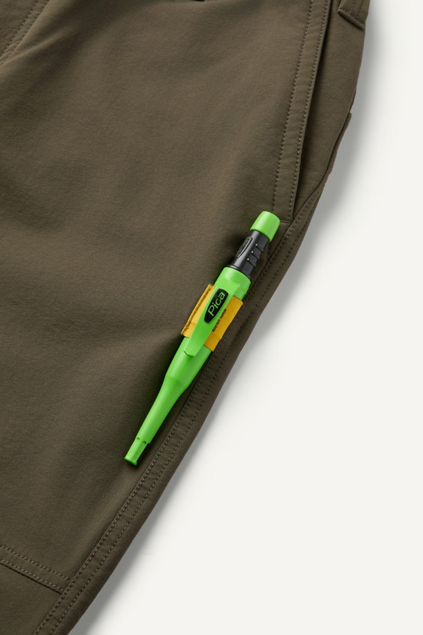 에센셜 윈터 기모 팬츠 V2 (옥타)는 추운 겨울철에도 따뜻하고 스타일리시하게 착용할 수 있는 기모 팬츠입니다. 
나일론과 스판덱스 혼방 소재로 제작되어 편안한 착용감과 활동성을 제공하며, 보온성과 흡습속건 기능으로 쾌적함을 유지합니다. 
컴포트핏으로 편안하게 떨어지는 핏과 무지 디자인으로 다양한 상의와 손쉽게 매치할 수 있습니다. 
특히, 가볍고 통기성이 우수한 OCTA 안감과 D링 고리, 카고 포켓, 펜슬 홀더 등의 디테일이 실용성을 더합니다. 
출근룩, 캐주얼 룩 등 다양한 TPO에 활용 가능하며, YKK 지퍼와 행거 루프 디테일로 완성도를 높였습니다.
