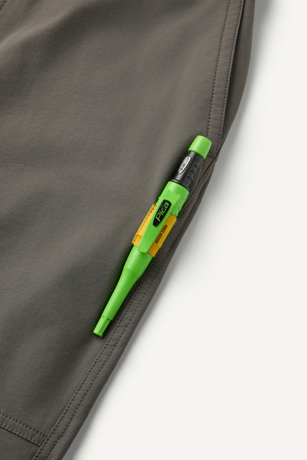 **에센셜 윈터 기모 팬츠 V2 (옥타)**는 워킹과 일상에서 활용하기 좋은 남녀 공용 기모 팬츠입니다. 나일론과 스판덱스 혼방 소재로 제작되어 우수한 신축성과 활동성을 제공하며, 안감에는 보온성이 뛰어난 기모와 TEIJIN OCTA 소재를 사용하여 겨울철에도 따뜻하게 착용할 수 있습니다. 컴포트 핏으로 편안한 착용감을 선사하며, YKK 지퍼, D링 고리, 카고 포켓, 펜슬 홀더, 행거 루프 등 다양한 부가 기능으로 실용성을 높였습니다. 출근룩과 캠핑룩 등 다양한 TPO에 활용 가능하며, 캐주얼, 스포티, 워크웨어 스타일을 모두 아우르는 디자인입니다.
