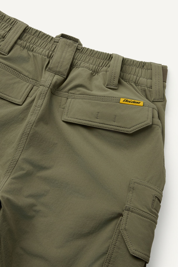 워크 윈터 기모 팬츠 V5는 보온성을 극대화한 겨울용 워크 팬츠입니다. 나일론과 스판덱스 혼방 소재로 제작되어 활동성과 내구성을 높였으며, 기모 안감과 트리코트 벨로아 안감으로 한겨울 추위에도 따뜻함을 유지합니다. 카키와 올리브 두 가지 색상으로 출시되었으며, 허리 스트레치 밴드, 9개의 포켓, YKK 지퍼, 밑단 스냅 조절, 3줄 스티치 보강, D링 고리, 행거 루프 등 다양한 부자재로 실용성을 더했습니다. 무릎 패드 탈부착 시스템을 적용하여 필요에 따라 기능을 추가할 수 있으며, 출근룩과 캠핑룩, 미니멀, 캐주얼 스타일 모두 소화 가능한 활용도 높은 아이템입니다.
