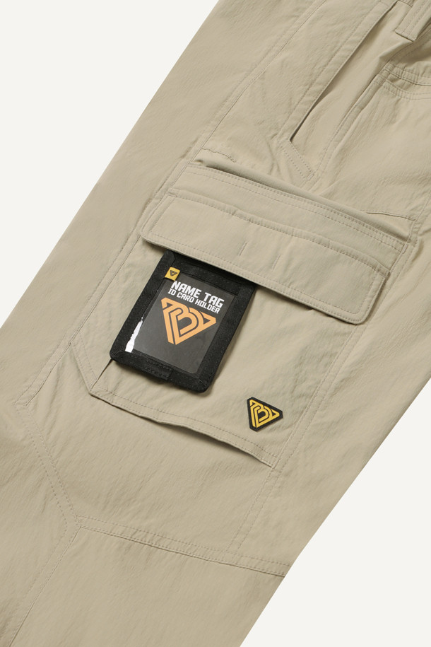 라이트워크 코듀라립 팬츠는 일상과 워크웨어 스타일을 모두 만족시키는 남성용 워크 팬츠입니다. 베이지 컬러의 무지 디자인으로, 봄, 여름, 가을 3계절 모두 활용 가능하며, 캐주얼 및 스포티한 무드를 연출합니다. 코듀라 및 나일론 소재를 사용하여 내구성이 뛰어나고, 얇은 두께감으로 편안한 착용감을 제공합니다. 허리 스트레치 밴딩, YKK 지퍼, 10개의 포켓, 더블 스티치, 립스탑 원단, WR 코팅 등 다양한 기능과 디테일을 갖춰 출근룩과 워크샵룩에 적합합니다. 컴포트 핏으로 편안하게 착용 가능하며, 미니멀하고 세련된 워크웨어 스타일을 완성해 보세요.
