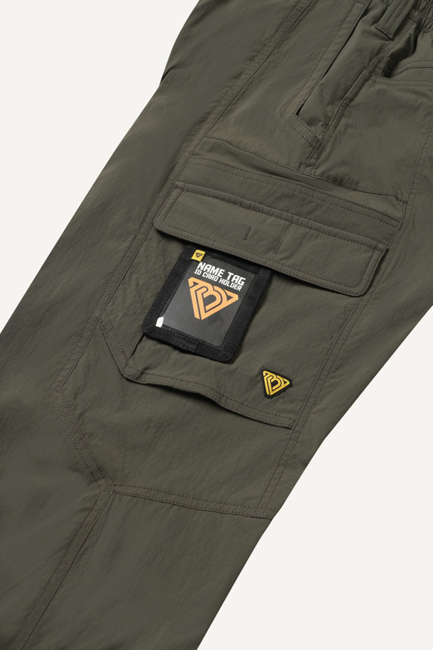 라이트워크 코듀라립 팬츠는 일상과 워크 활동에 적합한 남녀 공용 긴바지입니다. 카키와 올리브 두 가지 컬러로 제공되며, 코듀라, 나일론, 스판덱스 혼방의 립스탑 원단을 사용하여 내구성과 신축성, 생활 방수 기능을 갖췄습니다. 허리 스트레치 밴딩으로 편안한 착용감을 제공하며, 컴포트핏과 레귤러핏 두 가지 핏으로 만나보실 수 있습니다. 10개의 포켓과 YKK 지퍼, 더블 스티치, WR 코팅, 파우치 호환 기능이 특징이며, 캐주얼, 미니멀, 워크웨어 스타일을 연출하기 좋습니다.
