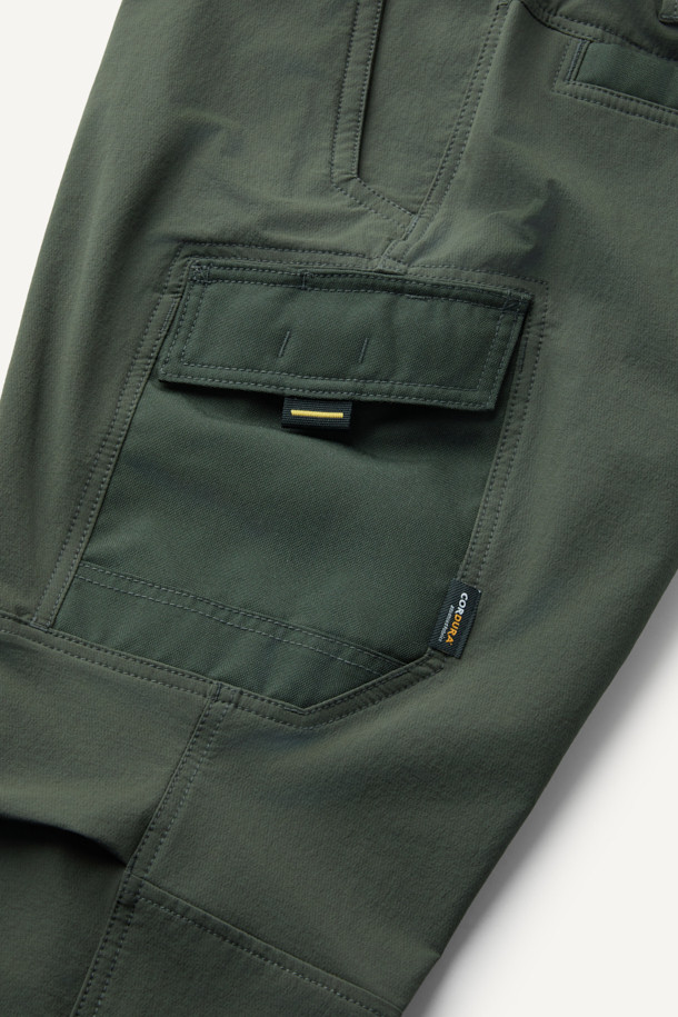 워크 에센셜 팬츠 V4는 남성용 워크 팬츠로, 밀리터리 및 스포티 스타일을 결합한 디자인입니다. 카키와 올리브 두 가지 색상으로 제공되며, 사계절 착용이 가능합니다. 나일론, 스판덱스, 코듀라 혼방 소재로 제작되어 부드러운 촉감과 뛰어난 내구성을 자랑하며, 스트레치 기능으로 편안한 착용감을 선사합니다. 9개의 포켓, YKK 지퍼, D링 고리, 파우치 호환, 네임택 고리 등 실용적인 디테일이 돋보이며, 스탠다드핏과 뒷밴딩 처리로 활동성을 높였습니다. 여행, 캠핑, 출근 등 다양한 TPO에 미니멀하고 캐주얼한 스타일로 활용하기 좋습니다.
